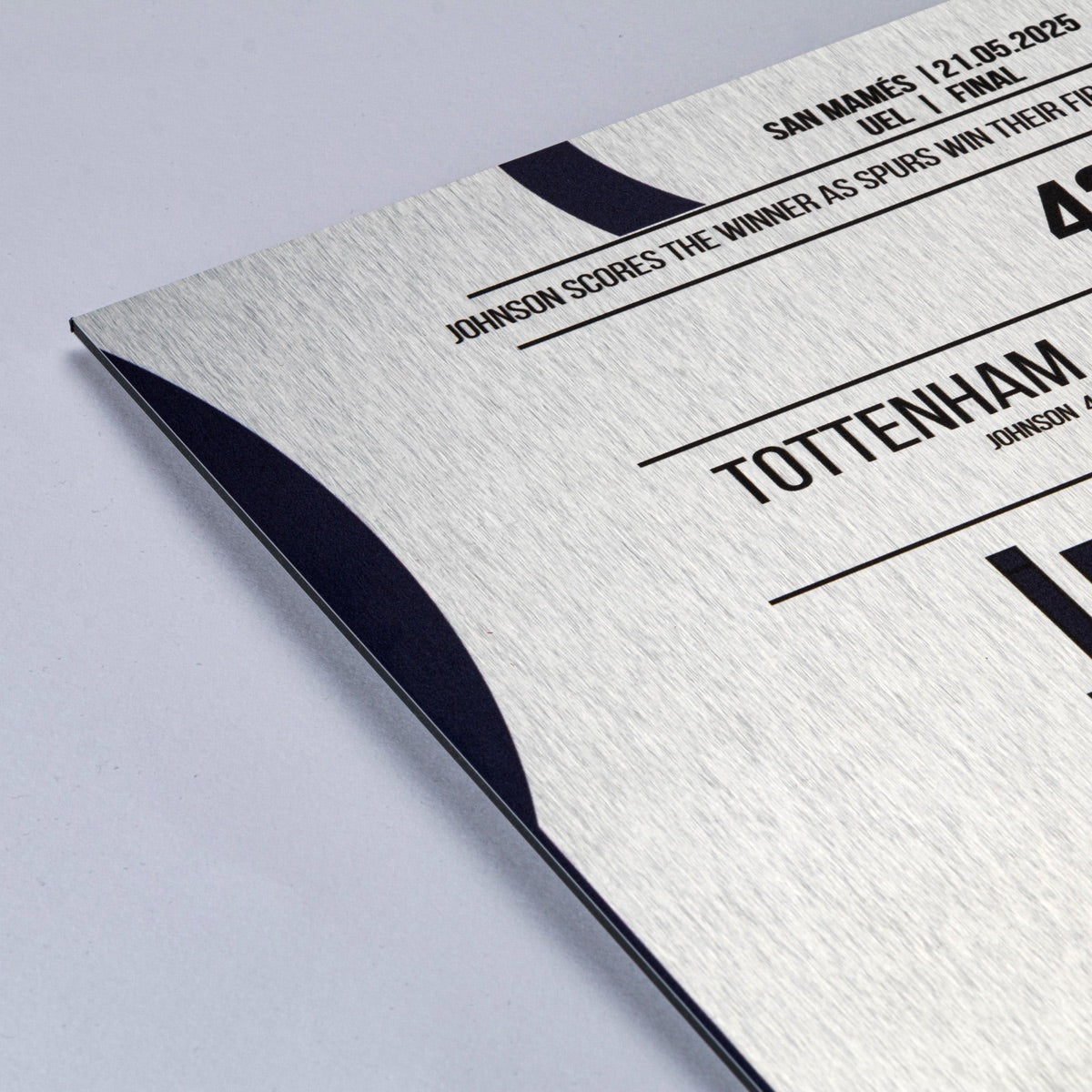 Close-up of the corner: thin edge and fine grain of the aluminum